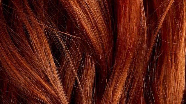 كيفية إصلاح صبغة شعر تميل إلى الأحمر أو البرتقالي في المنزل