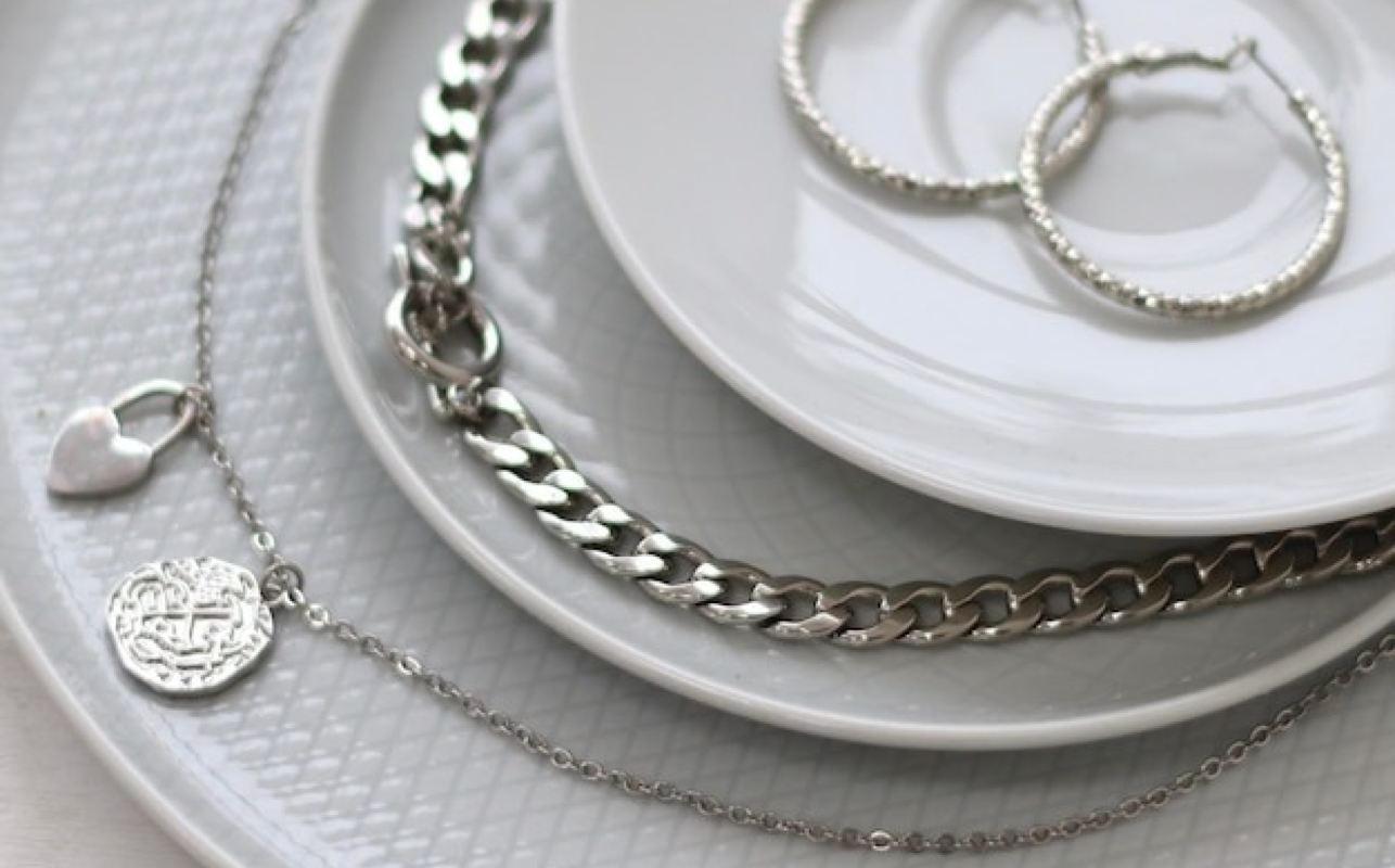 كيف تدمجين المجوهرات اليومية مع إطلالاتك 