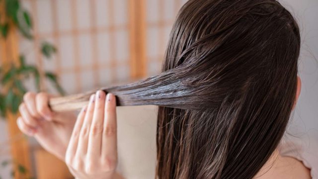 فرد شعرك في المنزل : دليل شامل وأساليب طبيعية