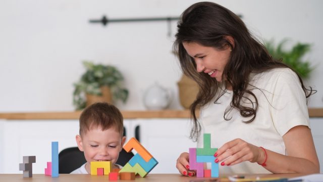 أنشطة ممتعة لتعزيز مهارات طفلك في المنزل