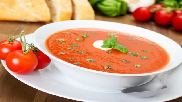 خطوات اعداد وصفة شوربة الطماطم المشوية بالكريمة