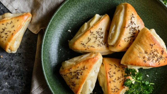 فطائر الجبنة بالبقدونس