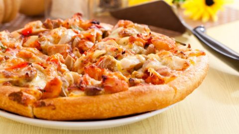 بيتزا بحشوة الدجاج