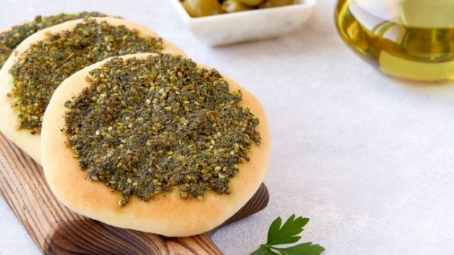 كيفية تجهيز فطائر الزعتر بزيت الزيتون