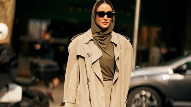 طرق تنسيق المعطف الترنش لإطلالة أنيقة في المواسم الانتقالية