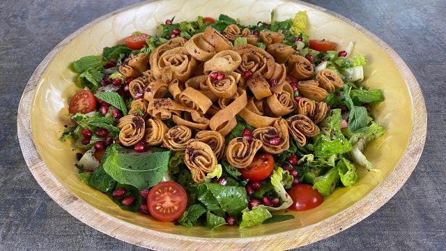 كيفية تجهيز فتوش بالخبز المشوي