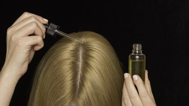 أفضل الزيوت الطبيعية لتغذية الشعر الجاف والمتقصف