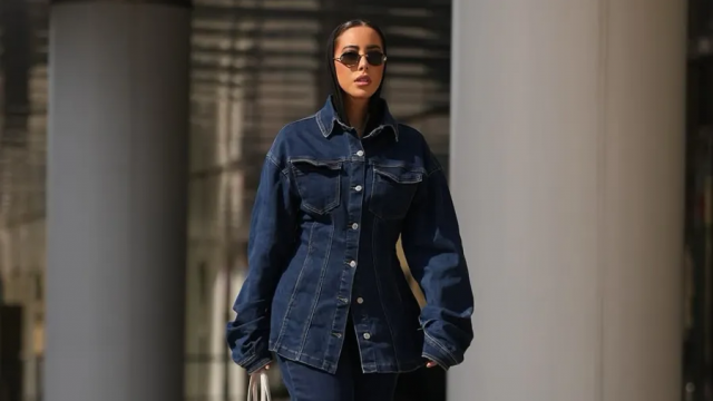 البدلات الدنيم والحجاب : تنسيقات أنيقة لصيف 2025