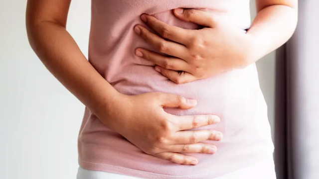 كيف تتخلصين من الانتفاخ بطرق طبيعية وآمنة؟