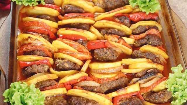 كيفية تجهيز كفتة بالصينية مع البطاطس