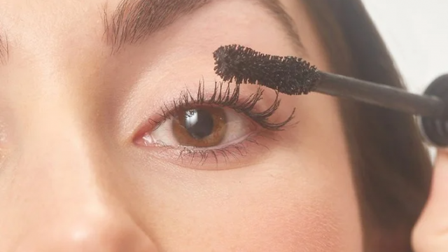 كيف تصبغين رموشك في المنزل: خطوات سهلة معتمدة من خبيرة تجميل