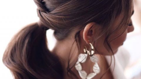 التنسيق المثالي بين تسريحة الشعر والمجوهرات
