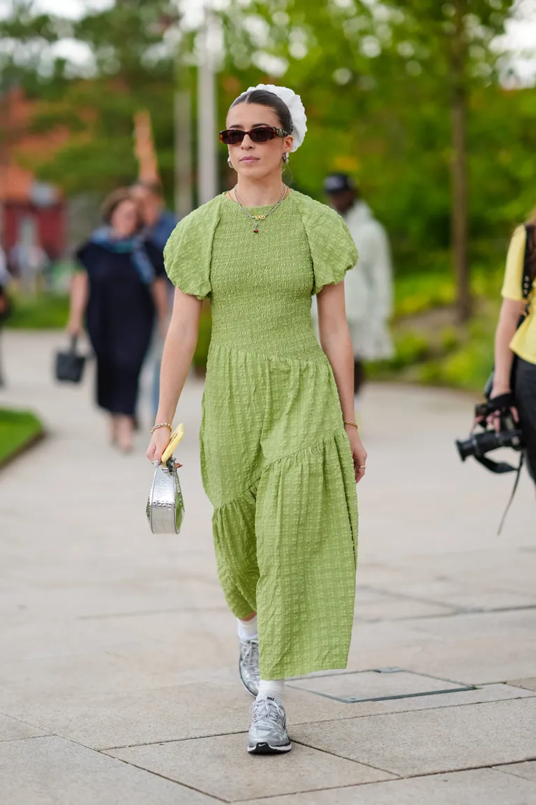 سبع تنسيقات ألوان عصرية للصيف