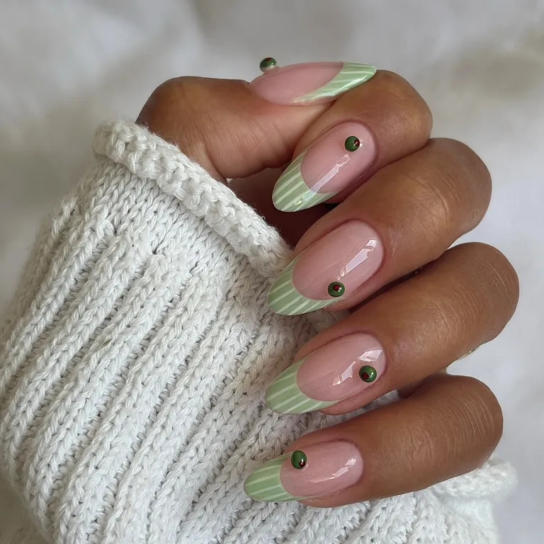 تصاميم الأظافر الـ Preppy