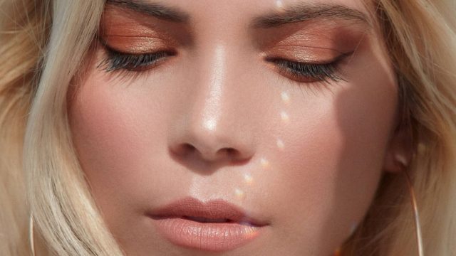 مكياج ثابت تحت الشمس : 9 طرق لجعل مكياجك مقاومًا للماء في الصيف