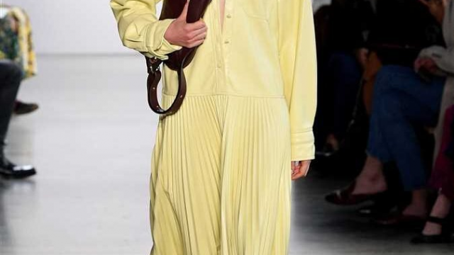 تنسيق الأزياء باللون الأصفر الزبدي : لمسة أنثوية راقية لصيف مفعم بالأناقة