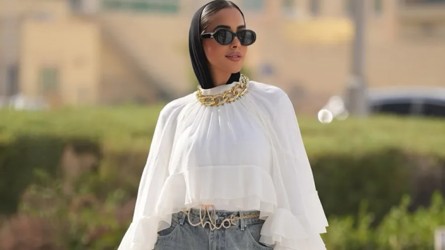 8 أكسسوارات خطفت الأضواء في إطلالات مدونات الموضة المحجبات لصيف 2025