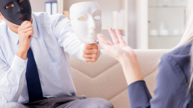 كيف تتعاملين مع الرجل النرجسي وتحافظين على صحتك النفسية؟