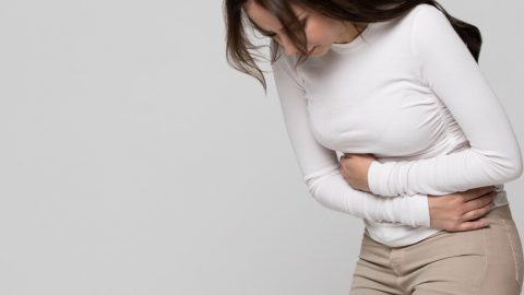 أفضل الأغذية والخضروات والفواكه لتعزيز عملية الإخراج والتخلص من الإمساك