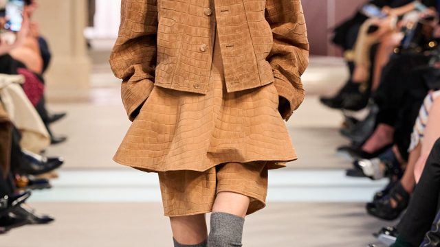 10 أفكار لتنسيق أزياء بلون الموكا لإطلالة ساحرة هذا الشتاء