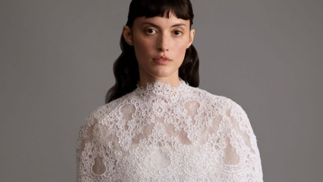 تسريحات شعر العروس 2026 الكلاسيكية