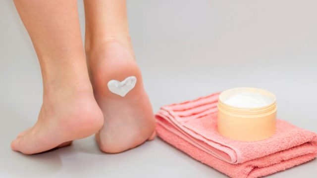 8 خلطات لعلاج تشقق القدمين