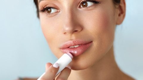 تشقق الشفاه في الشتاء : دليلك الشامل للعلاج وأفضل المنتجات الطبية والطبيعية