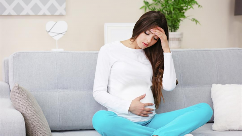 متى يجب على الحامل مراجعة الطبيب… علامات لا يجوز تجاهلها