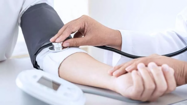 ارتفاع ضغط الدم المفاجئ : دليلك الشامل لفهم الأسباب وطرق التعامل