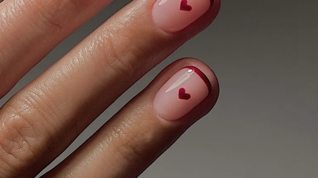 أظافر عيد الحب 2026 : 18 تصميم كلاسيكي ساحر